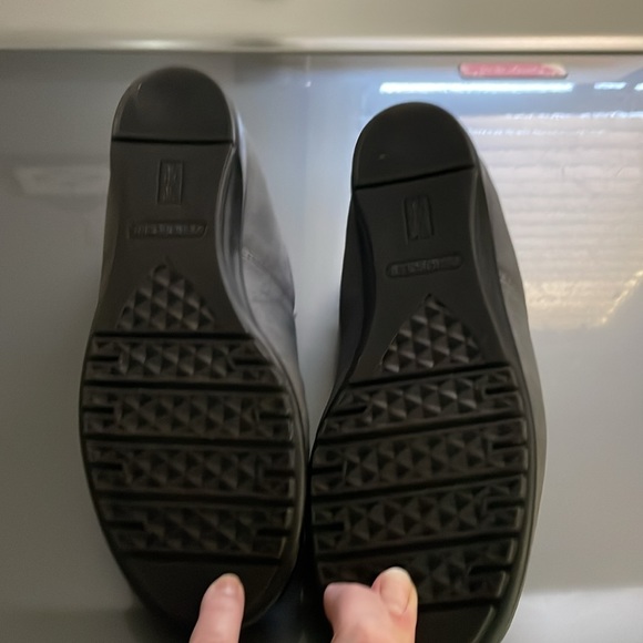 Grey suede Aerosoles size 8 - Picture 2 of 4